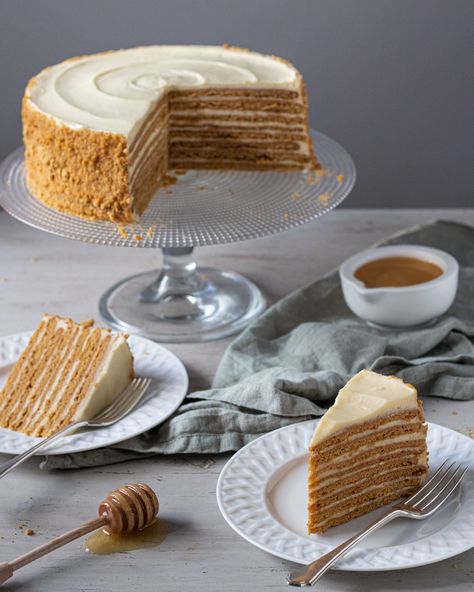 Balkan Desserts, Russian Honey Cake Recipe, Russian Cake, Russian Honey Cake, Honey Cakes, Sour Cream Frosting, Honey Cake Recipe, Kek Lapis, Russian Cakes