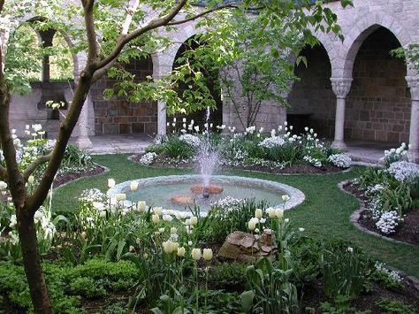 Cloister Garden, Teapot Ideas, Castle Floor Plan, Ancient House, Charleston Gardens, Ancient Houses, Garden Water Fountains, Landscape Inspiration, Famous Gardens