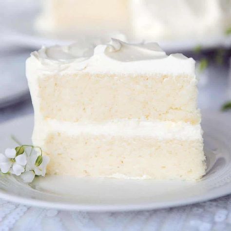 Best White Cake Recipe, Moist White Cake, Coconut Dessert, White Chocolate Cake, White Cake Recipe, Dessert Aux Fruits, Wedding Cake Recipe, Cake Recipes From Scratch, Chocolate Cream Cheese