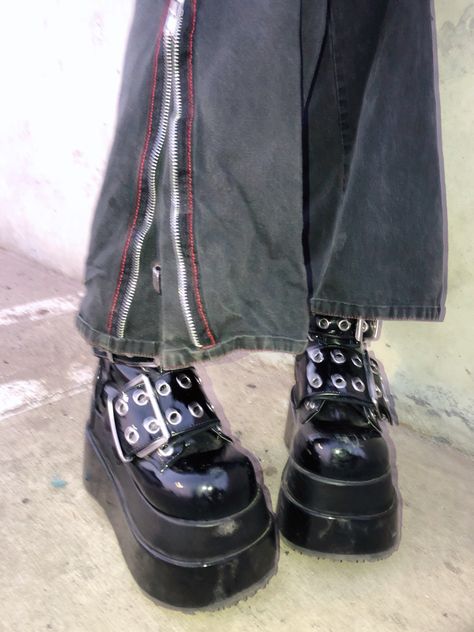 New Rock Shoes Outfit, Bulky Shoes, Goth Fits, Fits Inspiration, Goth Shoes, New Rock, Shoe Inspo, Alternative Outfits, Chunky Boots