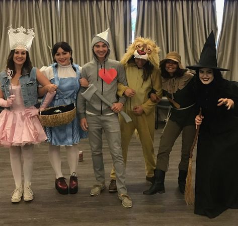 Wizard Of Ox Group Costume, Wizard Of Ox Halloween Costume, Easy Wizard Of Oz Costumes Diy, Wizard Of Oz Toto Costume, Wizard Of Oz Diy Costumes, Oz Costume, Diy Wizard Of Oz Costumes, Wizard Of Oz Costume Ideas For Groups, Wizard Of Oz Scarecrow Costume