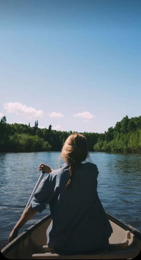 girl rowing on lake Life At The Lake, Rowing Boat Aesthetic, Lake Aesthetic Pictures, Rowboat Aesthetic, Lake Girl Aesthetic, Lake Life Aesthetic, Rowing Aesthetic, Lake Aesthetics, Lake Pics