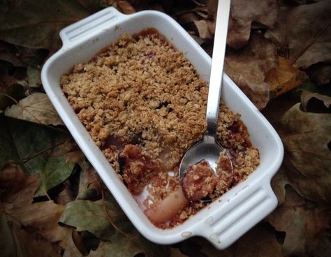 Pear, fig and ginger crumble - CookTogether Fig Crumble, Bacon Wrapped Roast, Pear And Fig, Braised Red Cabbage, Fruit Health, Crunchy Salad, Fig Recipes, Crumble Recipe, Super Yummy