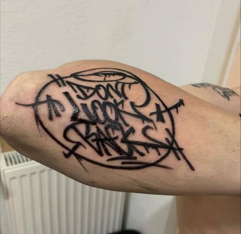 Tag Tattoo, No Guts No Glory Tattoo, Graffiti Lettering Tattoo, Dont Look Back Tattoo, Graffiti Tattoo Design, Types Of Tattoo Styles, Tattoo Graffiti, Hip Hop Tattoo, Street Tattoo