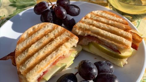 This bacon, Fuji apple, and Brie cheese panini is quick and easy to make as an on-the-go lunch or even as a snackable appetizer for parties. Brie Panini, Apple And Brie, Apple Brie, Panini Recipes, 5 Ingredient Dinners, Easy Main Dishes, Fall Soups, Lunch To Go, Fall Dinner