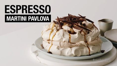 Espresso martini pavlova recipe Pavlova Toppings, Chocolate Pavlova, Homemade Baileys, Expresso Martini, Fairy Bread, Pavlova Recipe, Coffee Syrup, God Mat, Dessert Ingredients