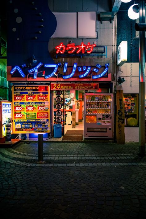 New Retro Wave, Japan Street, Japan Photography, Vending Machines, Japan Aesthetic, Aesthetic Japan, Japanese Aesthetic, Osaka Japan, Vending Machine