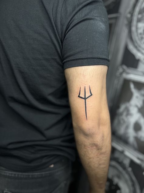 Trishul Minimal Tattoo, Tattoo Designs Men Shiva, Trisula Tattoo Design On Hand, Shiv Tatoos Men, Trishul Tattoo Designs On Back, Shiva Trident Tattoo, Small Trishul Tattoo, Trident Tattoo For Men, Small Shiva Tattoo