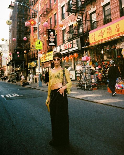 M E L (@vanellimelli) • Instagram photos and videos China Town Nyc, Shanghai Street Style, Nyc Photoshoot Ideas, Los Angeles Photoshoot, Nyc Chinatown, New York Photoshoot, Chinatown Los Angeles, Nyc Photo Ideas, Neon Photoshoot