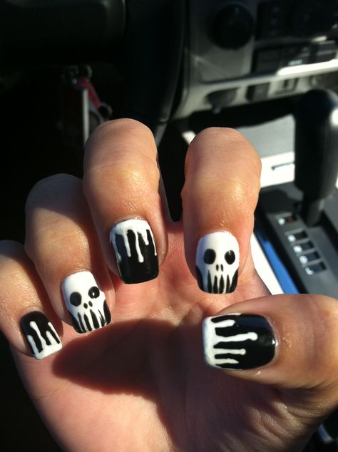 Skull nails Step into the New Year with style - explore chic and sparkling nail designs! Nail Skull Designs, Nails Skull Designs, Black And White Skull Nails, Easy Skull Nail Art, Nails With Skulls Design, Simple Skull Nails, Skull Nail Designs Easy, Nail Art Skull, Skull Nails Design