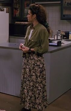 Early 90s Womens Fashion, Iconic Elaine Benes Outfits, Elaine Benes Halloween Costume, Elaine Benes Costume, 90s Classic Style, 90s Floral Dress Outfits, 90s Sitcom Outfits, Elaine Benes Style, Elaine Outfits