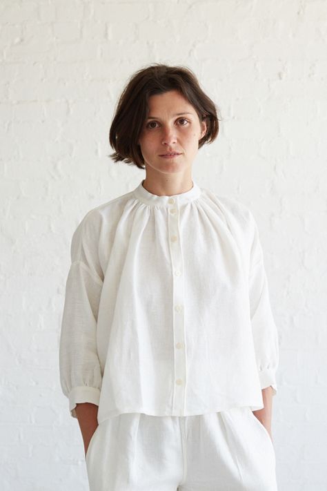 Linen Blouse Pattern, Blouse Tutorial, Teenage Dress, Minimalist Blouse, White Linen Blouse, Sewing Blouses, Sewing Tops, Linen Shirts Women, Gathered Neckline