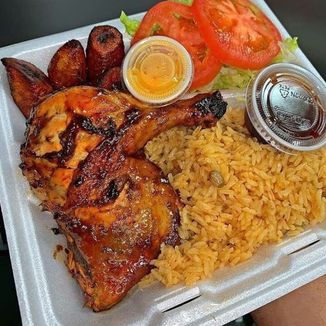 Arroz con Guandules, Pollo al Horno, platanos maduros y ensalada verde Pollo Tropical, Salvadorian Food, Tropical Food, Dominican Food, America Food, Couscous Recipes, Soul Food Dinner, Catering Ideas Food, Health Dinner Recipes