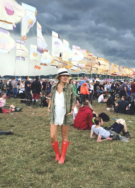 Glastonbury Festival Fashion, Rain Boot Outfit, Red Hunter Boots, Red Hunter, Hunter Wellies, Look Festival, Summer Music Festivals, Red Rain, Glastonbury Festival