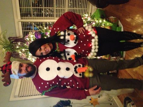 Couples tacky Christmas sweaters. Diy Karneval, Snowman Costume, Halloween Parejas, Best Couples Costumes, Diy Ugly Christmas Sweater, Best Friend Halloween Costumes, Sweater Ideas, Diy Kostüm, Tacky Christmas