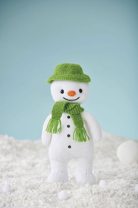 Love this snowman knitting pattern? Check out our exclusive behind-the-scenes preview of Simply Knitting magazine, only on Gathered! Free Knitted Snowman Pattern, Snowman Knitting Pattern, Snowman Knitting Pattern Free, Knitted Snowman Pattern Free, Free Snowman Patterns, Free Christmas Knitting Patterns, Simply Knitting Magazine, Knitted Ornaments, Knitted Snowman