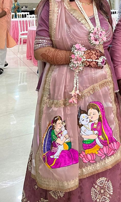 Baby Shower Looks For Mom Indian, Indian Baby Shower Outfit For Mom, Baby Shower Outfits For Mom Indian, Baby Shower Saree Indian, Baby Shower Dress For Mom Indian, Godh Bharai Outfit Indian, Baby Shower Outfits For Mom, Ladies Frock Design, Pregnant Cartoon