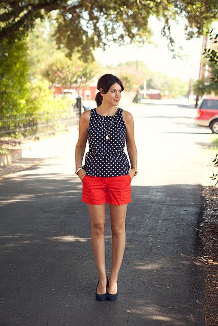 Navy Blue White Polka dots Red Outfit Red Shorts Outfit, Bright Shorts, Kendi Everyday, Look Short, Shorts Outfit, Orange Shorts, Red Shorts, Mini Shorts, Mom Outfits