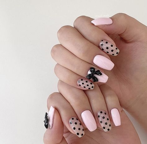 Pink Nails With Black Dots, Pink And White Polka Dot Nails, Black And White Polka Dot Nails, Neapolitan Nails, Pokadot Nails Acrylic, Polkadot Nailart, Black Polka Dot Nails, Black And Pink Nails Ideas, Short Acrylic Designs