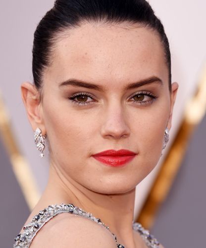 One of the under-reported plights of the modern celeb is the constant bombardment with viral invitations to formal dances. Celebs With Acne, Academy Awards Red Carpet, Celebs Without Makeup, Oscars 2016, Red Carpet Beauty, Red Carpet Hair, Oscar Fashion, Beauty Academy, Daisy Ridley