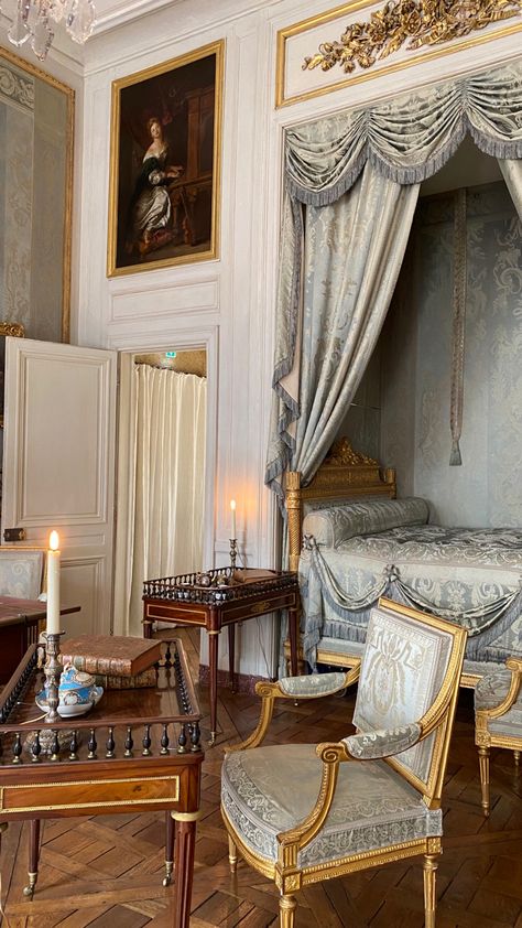 Royal Aesthetic Castle, French Victorian Bedroom, Teal Books, Antoinette Aesthetic, Miniature Beds, Royal Room, New Home Essentials, Historical Interior, Aesthetic Decoration