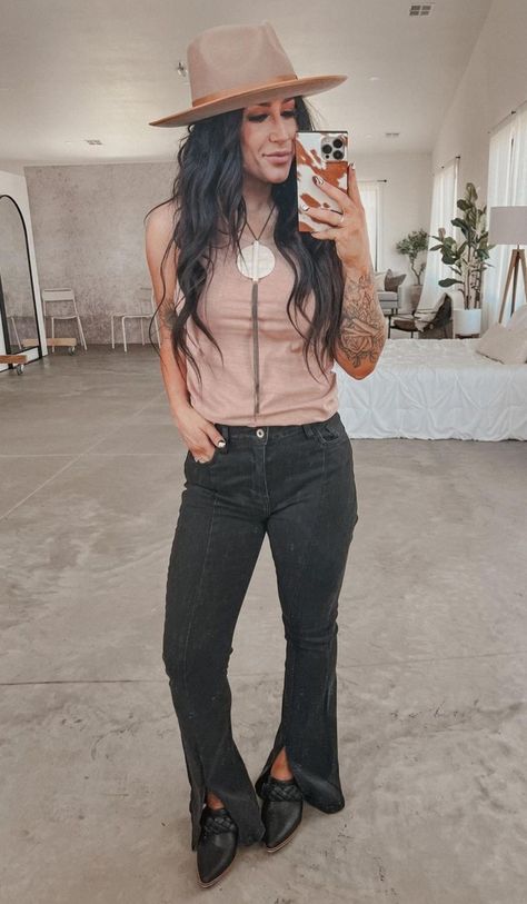 Stylish Mom Outfits, Chelsea Houska, Chelsea Deboer, Lainey Wilson, Stylist Outfit, Boujee Outfits, Cozy Fall Outfits, Nashville Outfits, Western Style Outfits