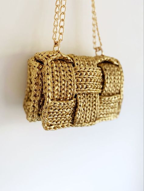 2023 crochet purse trends, trendy crochet purse designs, stylish crochet handbags 2023, fashionable crochet purses, contemporary crochet purse patterns, modern crochet purse ideas, chic crochet bag designs, crochet purse patterns for 2023, trendy crochet clutch designs, stylish crochet tote bags 2023, unique crochet purse styles, crochet purse fashion trends 2023 Glitter Clutch Bag, Statement Purse, Purse Trends, Crochet Unique, Boho Crafts Diy, Mode Crochet, Yarn Bag, Crochet Clutch, Wedding Clutch