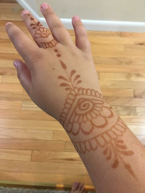 Easy Henna Designs Fingers, Hannah Hand Tattoo, Hannah Ideas Hand, Easy Hina Design, Easy Hand Henna Designs For Beginners, Easy Hannah Designs, Hanna Tattoo Design, Hannah Tattoo Design, Hanna Tattoo Hand