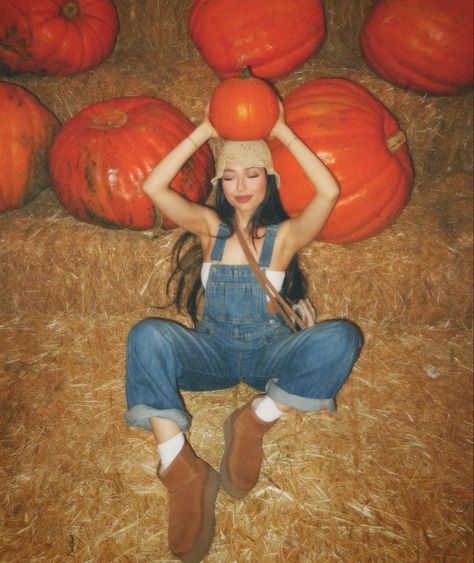 Pumpkin Patch Photo Ideas, Fall Senior Pictures Outfits, Fall Picture Ideas, Senior Pictures Outfits, Pumpkin Patch Photoshoot, Fall Aesthetic Outfit, G Hair, Pumpkin Patch Outfit, Fall Senior Pictures