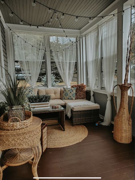 Small Sunroom, Three Season Room, Sunroom Decorating, Sunroom Designs, Florida Room, Porch Furniture, Back Porch Ideas, Amazing Home, Screened Porch