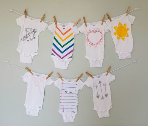 Create Baby Bodysuits for a Baby Shower or Gift Baby Shower Onesie Decorating, Baby Onesies Diy, Onesie Party, Tulip Fabric, Onesie Decorating, Animation Photo, Boy Baby Shower Ideas, Baby Shower Tags, Diy Bebe