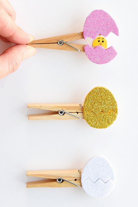 These peekaboo clothespin eggs are so easy to make and they look SO CUTE! Each one takes less than 5 minutes to make and they look adorable! They're an awesome low mess craft idea and are such an adorable Easter craft idea!! My kids loved seeing the surprise chick inside the egg! Easter Crafts For Toddlers, Fun Easter Crafts, Easy Easter Crafts, Easter Bunny Crafts, Easter Egg Crafts, Egg Crafts, Easter Crafts Diy, Bunny Crafts, Easter Crafts For Kids