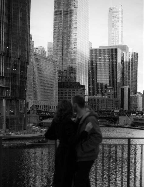 Chicago Aesthetic Couple, Couple In Chicago, Couple Photo Black And White, Chicago Christmas Photoshoot, Downtown Chicago Photoshoot, Couple Nyc Aesthetic, Nyc Photo Ideas Couples, Couple City Pictures, Couple Photoshoot Ideas City