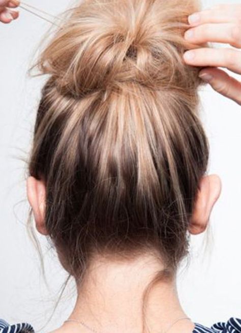 Chignon spettinato: ecco come averlo in poche e semplici mosse! Messy Bun Anleitung, Hair Knot Tutorial, Top Knot Bun, Top Knot Hairstyles, Corte Bob, Messy Bun Hairstyles, Undercut Hairstyles, Half Up Hair, Winter Hairstyles