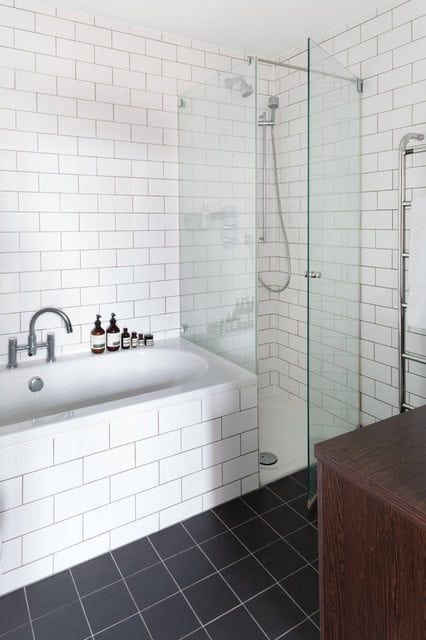 18 Small but Functional Shower Design Ideas White Bathroom Tiles, Scandinavian Bathroom, Room Door Design, Bathroom Shower Tile, Tub And Shower, Small Bath, Trendy Bathroom, Contemporary Bathrooms, Loft Apartment