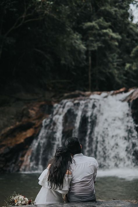 Shooting Couple, Pre Wedding Photoshoot Props, Pre Wedding Photoshoot Outfit, Wedding Photoshoot Props, Indian Wedding Couple Photography, Pre Wedding Shoot Ideas, Pre Wedding Photoshoot Outdoor, Wedding Photoshoot Poses, Romantic Couples Photography