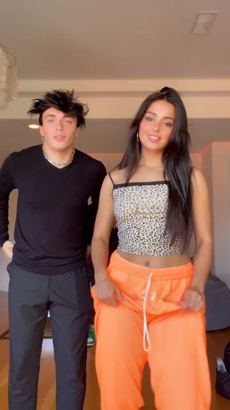 Addison Rae Tiktok, Dance Tiktok, Noah Beck, Tik Tokers, Celebrities Fashion, Charlie Video, Tiktok Shop, Tic Tok, Dance Music Videos