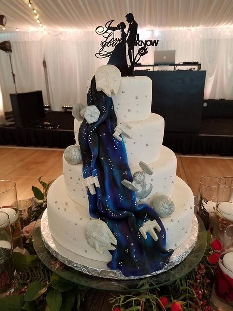 Star Wars Wedding Cake, Star Wars Wedding Theme, Nerd Wedding, Galaxy Wedding, Nerdy Wedding, Geek Wedding, Star Wars Cake, Star Wars Wedding, Star Wars Celebration