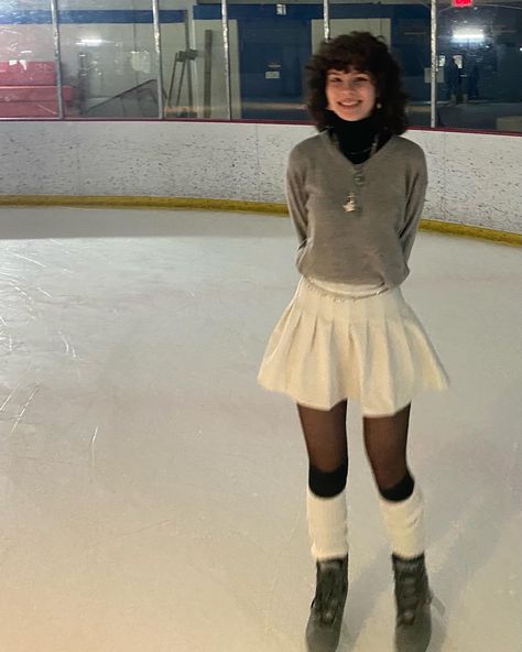 Cute Skating Outfits Winter, Y2k Ice Skating Outfit, Grunge Ice Skating Outfit, Ice Skating Fits Aesthetic, Skating Rink Pictures, Winter Ice Skating Outfit, Cute Outfits For Ice Skating, Skate Rink Outfits, Indie Winter Fits