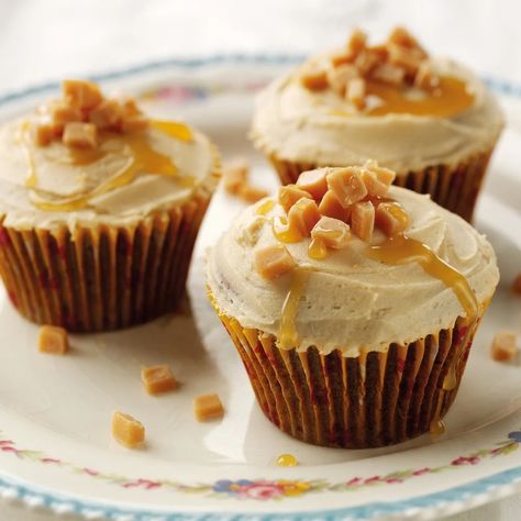 Sticky Toffee Cupcakes Recipe Sticky Toffee Cupcakes, Toffee Cupcakes, Toffee Dessert, Easy Toffee, Toffee Cake, Homemade Toffee, Cracker Toffee, Toffee Candy, Toffee Bars