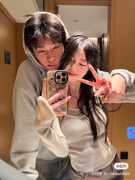 Gift Basket Ideas For Couples, 일본 패션, 사진 촬영 포즈, Couple Picture Poses, Ulzzang Couple, Ideas For Couples, Korean Couple, Gift Basket Ideas, Cute Couples Photos