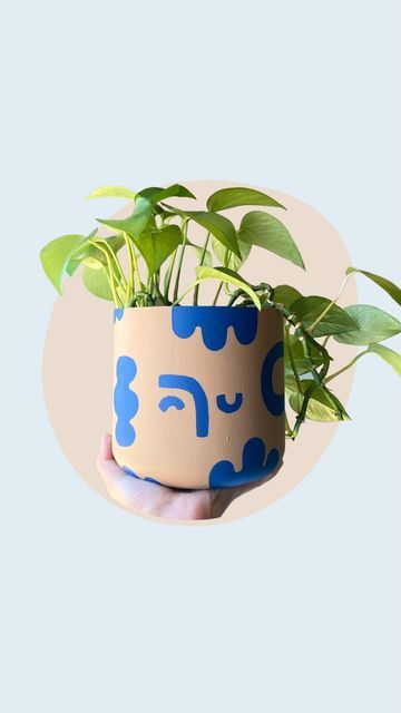 Cute Pot Plant Painting Ideas, Pottery Painting Plant Pot, Pot Painting Ideas Aesthetic, Simple Pot Painting Ideas Creative, Painted Planter, Paint Flower Pots, Plant Pot Painting, Painting Plant Pots Ideas, Clay Pot Painting Ideas