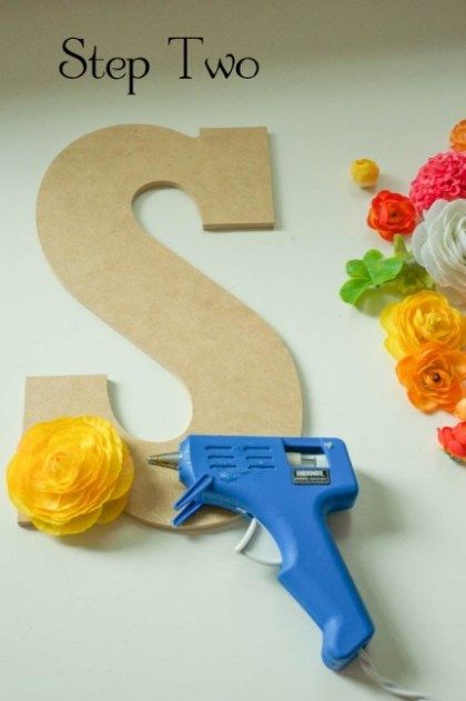 How to hot glue silk flowers on large letters Diy Nursery Letters, Flower Letters Diy, Diy Floral Monogram, Initial Crafts, Floral Monogram Letter, Diy Floral Decor, Diy Flores, Floral Initial, Diy Letters