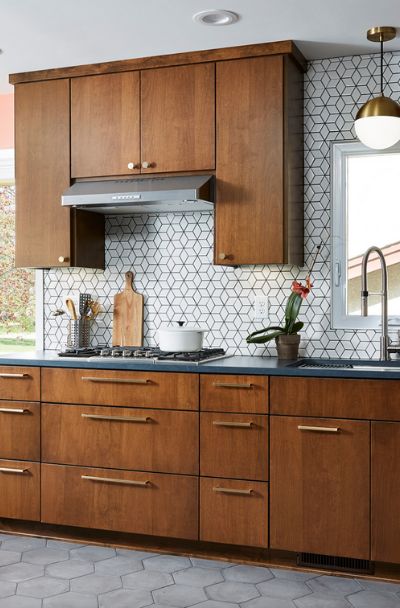 Mid Century Modern Kitchen Design, Geometric Tile Design, Modern Kitchen Backsplash, Tile Design Ideas, Mcm Kitchen, Modern Kitchen Remodel, Dark Wood Cabinets, Brown Cabinets, Flat Panel Cabinets