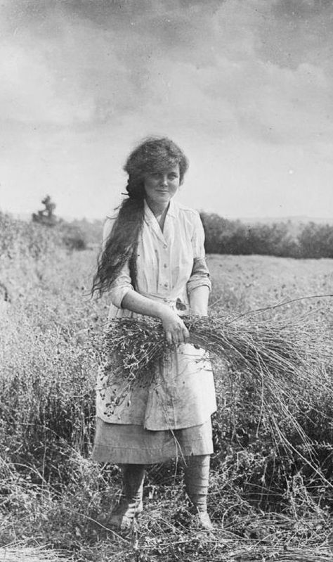 Btw 1914-1918 A young farm worker smiles for the camera as she holds a bundle of flax in a sunny field on a farm near Yeovil, Somerset.  Photo taken in Yeovil, Somerset, England, UK, by a member of the forces during their active service duties in the First World War Women's Land Army, Farm Women, Vintage Farm, Old Photographs, Photo Vintage, Vintage Portraits, Jolie Photo, Antique Photos, Black White Photos