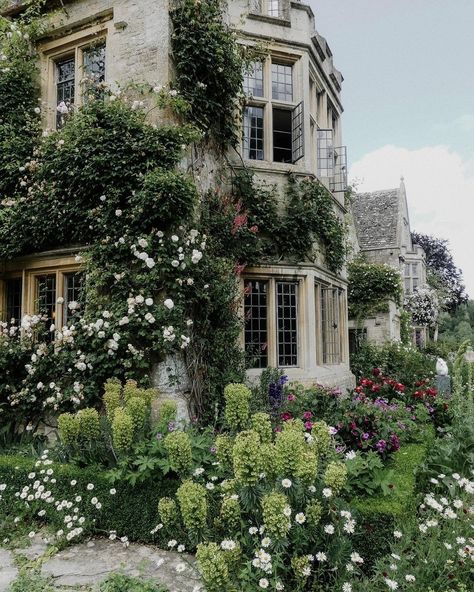 Visit The Cotswolds on Instagram: “✨Asthall Manor✨⁠ ⁠ Asthall Manor can be found in the Oxfordshire Cotswolds. This Jacobean manor house is surrounded by a garden, woodland…” Mitford Sisters, Garden Woodland, Most Beautiful Places On Earth, Manor Garden, Fairytale House, Valley Landscape, Brick In The Wall, Sims Building, Castle Garden