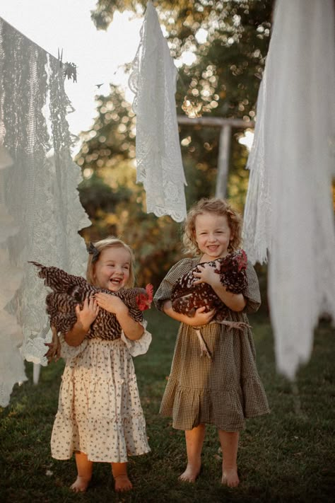 Chicken Photoshoot Family Photoshoot Props Outdoor, Farm Themed Photoshoot, Homesteading Photoshoot, Farm Lifestyle Photography, Chicken Coop Photoshoot, Fall Family Mini Sessions, Homestead Family Photoshoot, Family Farm Pictures, Homestead Photoshoot