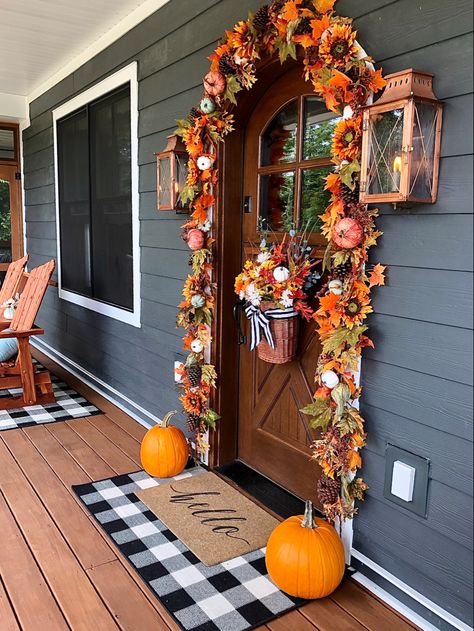 Fall Decorated Front Porch, Fall Garland For Front Door, Fall Porch Decorating Ideas Front Doors, Thanksgiving Front Porch Decor, Fall Decor For Front Porch, Thanksgiving Photoshoot, Decor For Front Porch, Fall Apartment, Outside Fall Decorations