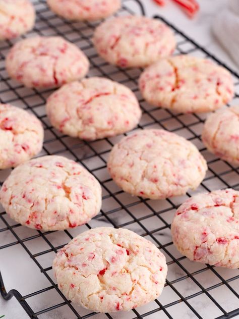 Peppermint Cake Mix Cookies have a cool peppermint flavor with peppermint extract and chopped peppermint candies! Starts with a cake mix. Cake Mix Peppermint Cookies, Snicker Cheesecake, Reeses Peanut Butter Cup Recipe, Honey Butter Corn, Choc Pie, Peanut Butter Cookie Cups, Peppermint Cookie Recipe, Reeses Cookies, Peppermint Cookie