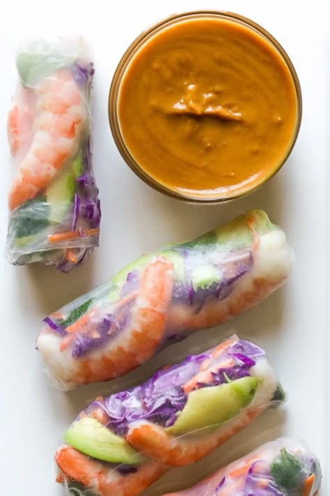 Love the colors in these FRESH homemade Vietnamese style shrimp summer rolls! Accompanied with a peanut hoisin dipping sauce. They are simple to make at home and can be filled with any type of protein and veggies you like. Hoisin Dipping Sauce, Shrimp Summer Rolls, Summer Rolls Recipe, Billy Parisi, Plats Healthy, Peanut Dipping Sauces, Summer Rolls, God Mat, Skinny Taste Recipes